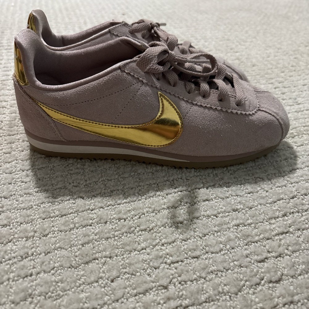 Nike Women's Sneakers in Pink and Gold